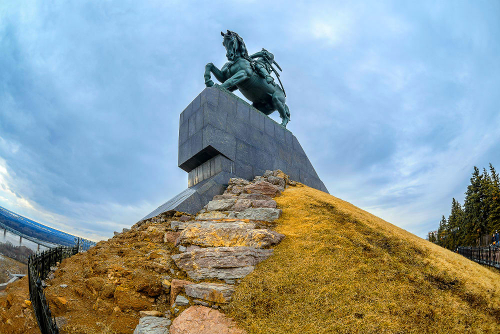 Достопримечательности башкортостана. Памятник и река белая Уфа. Гора Салавата Юлаева. Памятник Салавату Юлаеву в Уфе в горах. Салават Юлаев памятник в Уфе вид на реку и памятник.