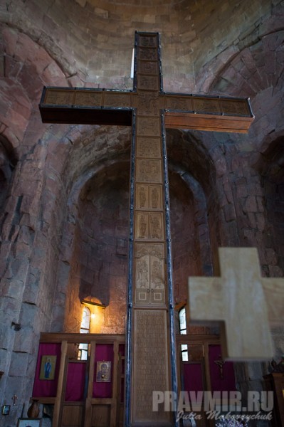 Крест установлен под самым куполом