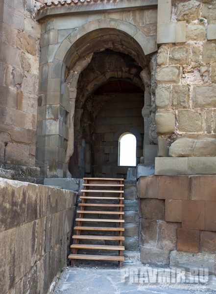 Развалины древнего малого храма Креста