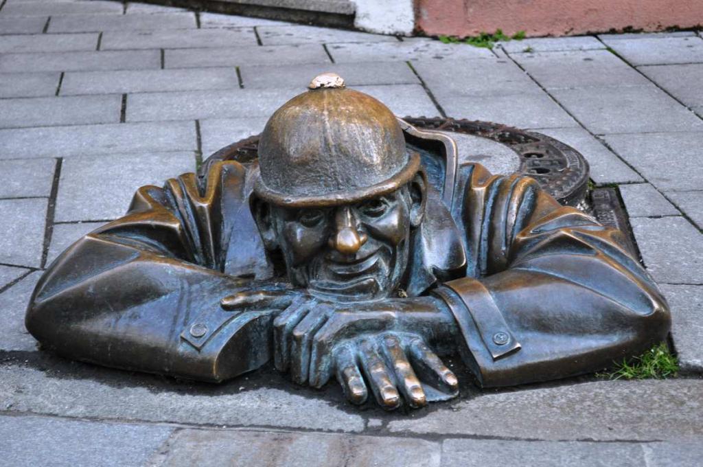 памятник сантехнику